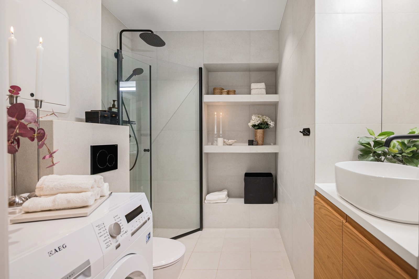 - Pent, flislagt bad oppusset 2024 med nye fliser og interiør - Galleribilde