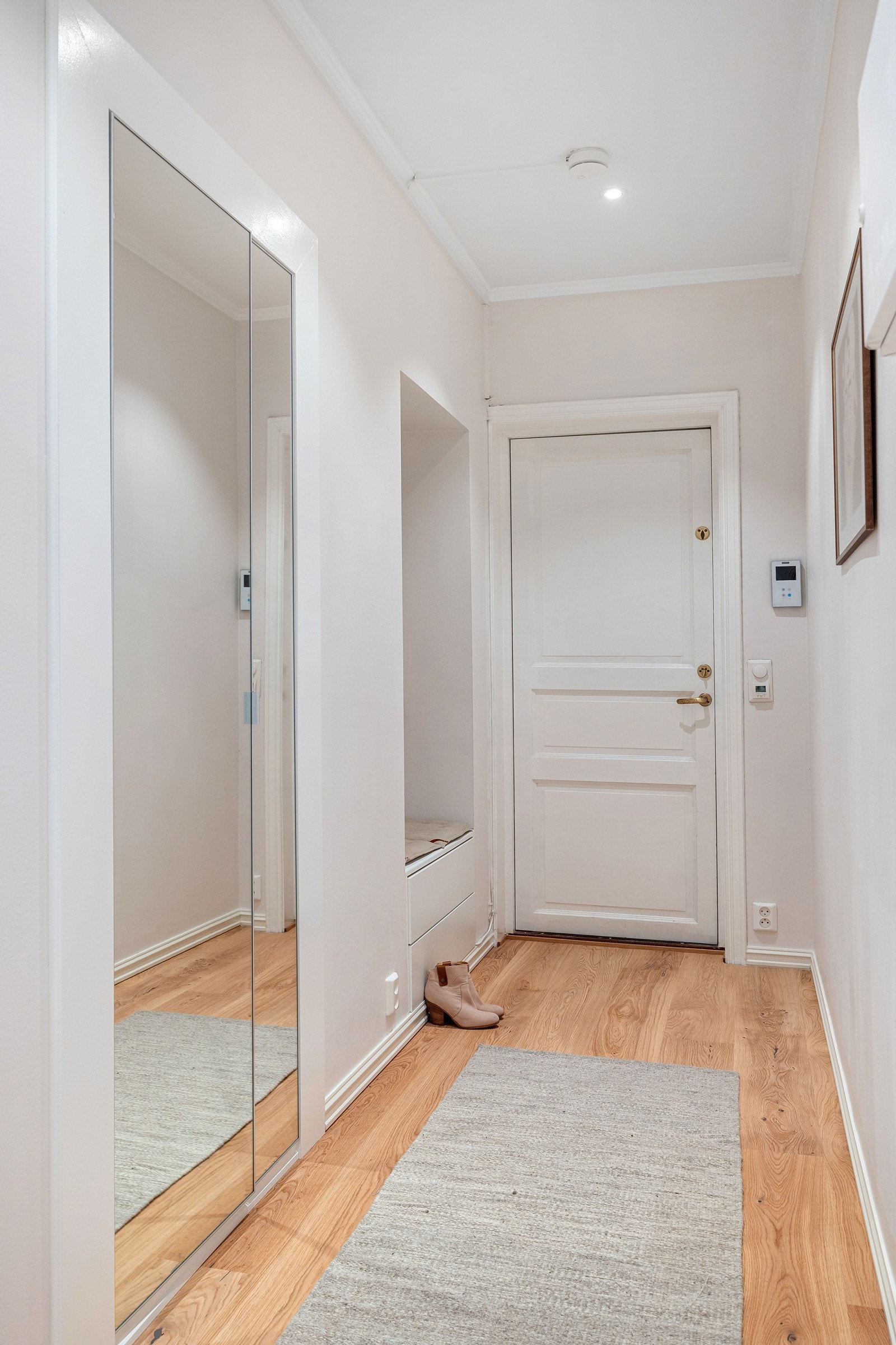 - Romslig og hyggelig entré som gir boligen et flott førsteinntrykk - Galleribilde