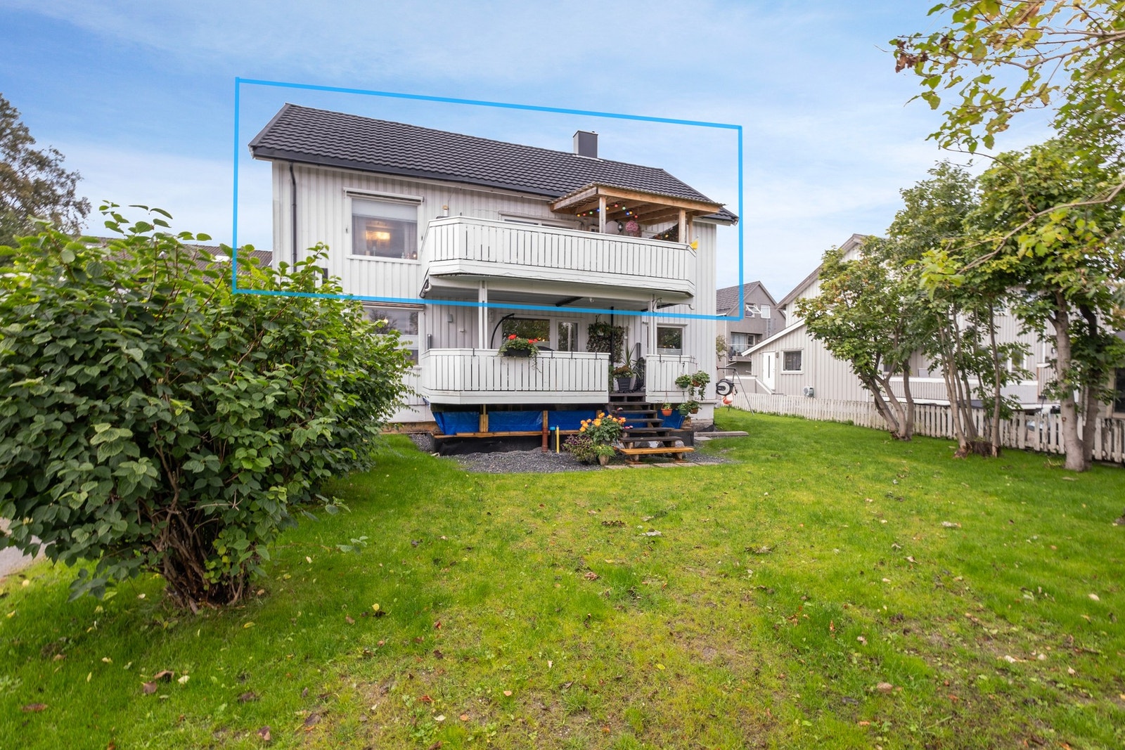 Boligen ligger svært fint til i et rolig boområde bestående av delte tomannsboliger og eneboliger. Galleribilde