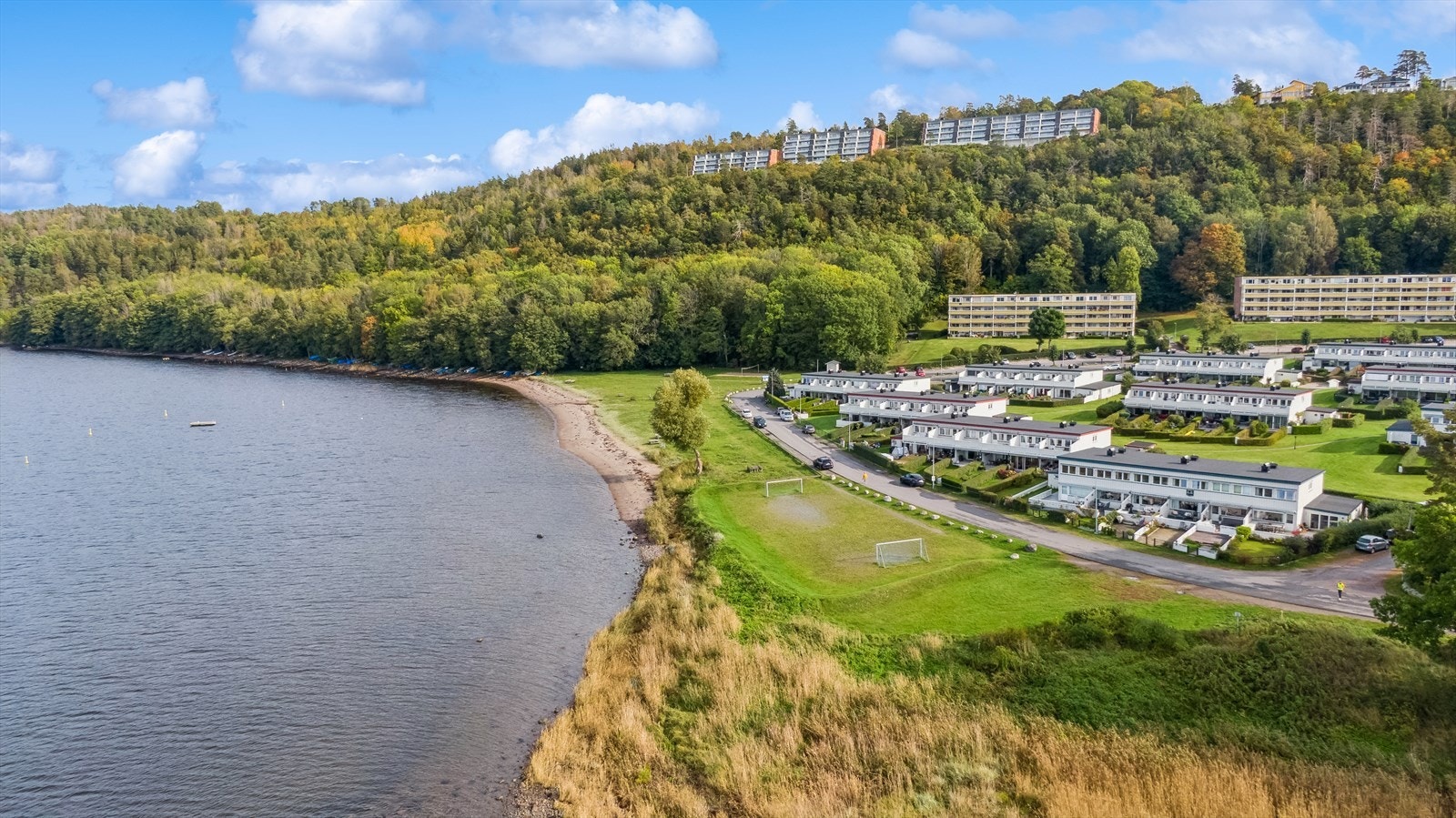 Velkommen til Svaleveien 43D, et nydelig, oppusset rekkehus o/2 plan som har en idyllisk beliggenhet i første rekke mot sjø og strand! Galleribilde