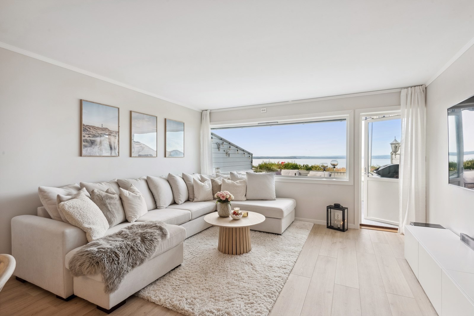 En stor vindusflate i kortveggen gir godt med naturlig lysinnslipp og en ekstra god romfølelse Galleribilde