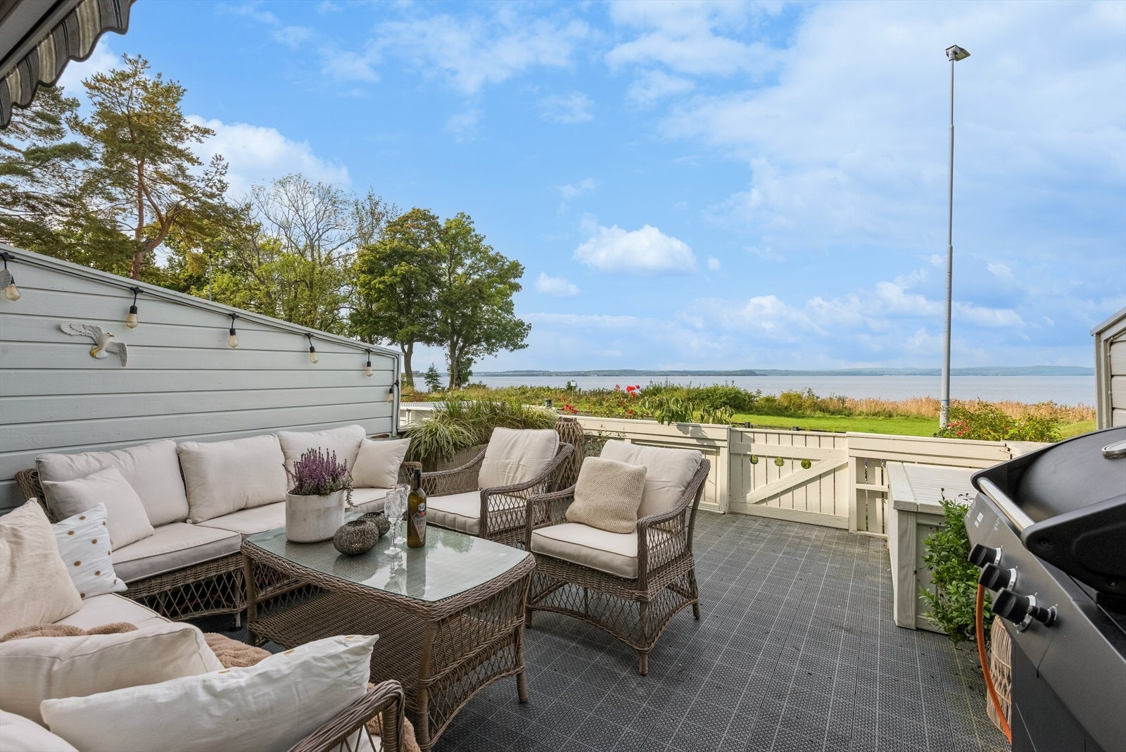 Terrassen går over 22 kvm og har god plass til utemøblement, planter og lykter Galleribilde