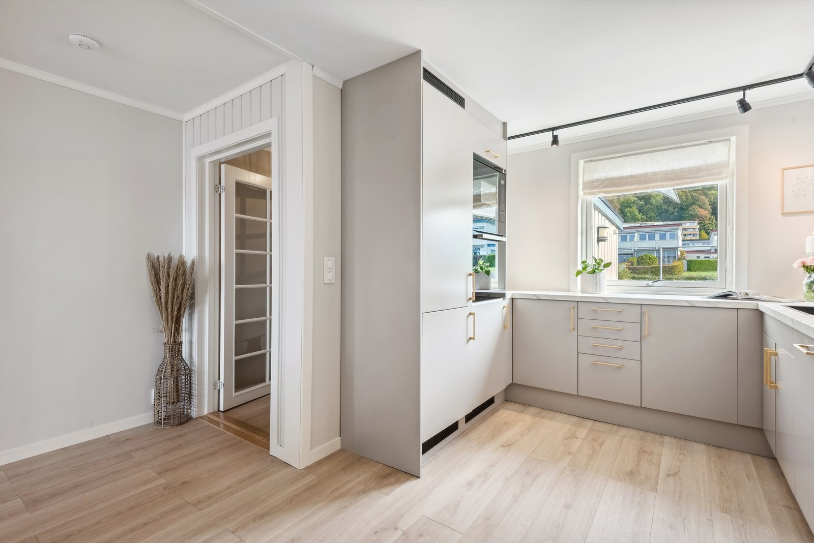 Alle hvitevarer er integrert og består av komfyr, induksjonstopp, kjøle-/fryseskap, mikrobølgeovn og oppvaskmaskin Galleribilde