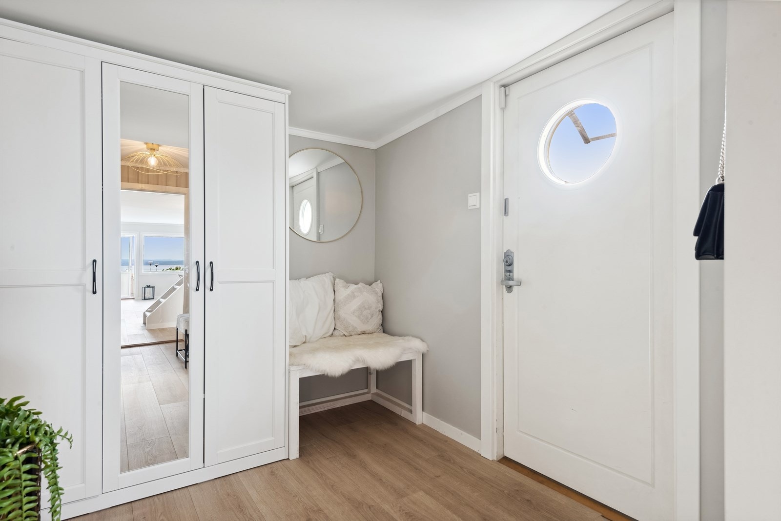 Velkommen inn! Innenfor døren blir du møtt av en entre som gir et godt førsteinntrykk Galleribilde