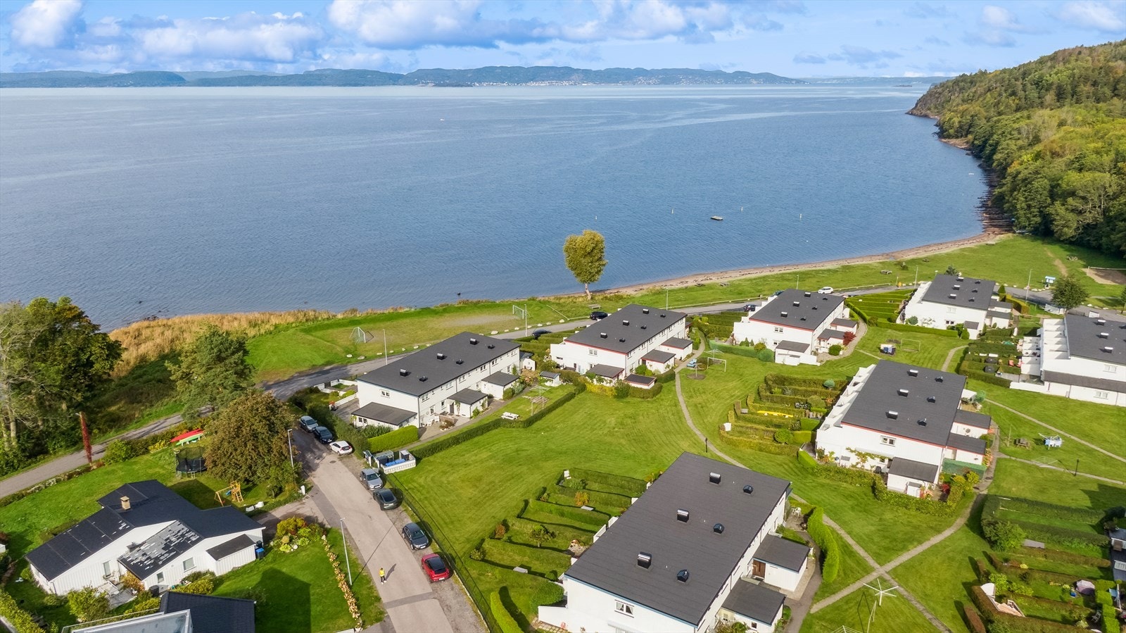 Fra eiendommen er det umiddelbar nærhet til Refsnesstranda, og du har kort gangavstand til nærbutikk og bussholdeplass Galleribilde