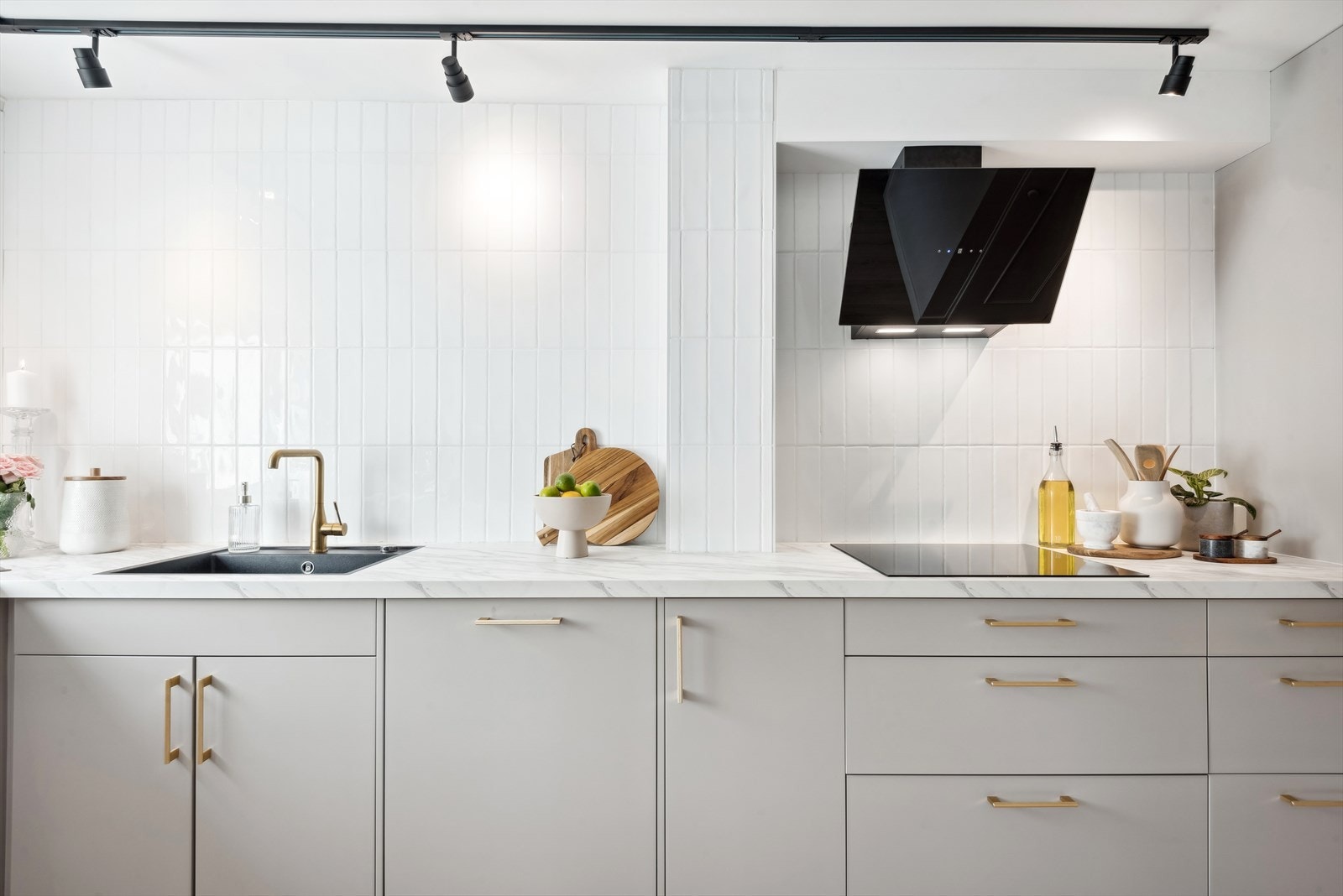 Det er flislagt parti over deler av kjøkkenbenken Galleribilde