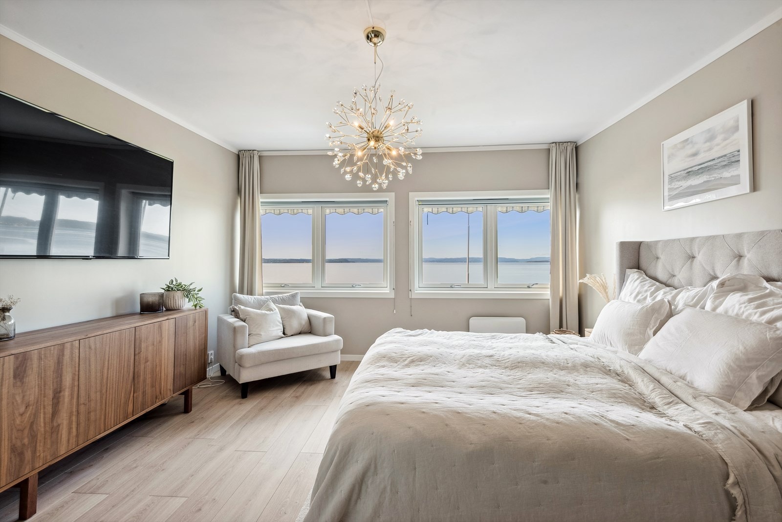 Her vil du umiddelbart legge merke til den fantastiske utsikten utenfor vinduene Galleribilde