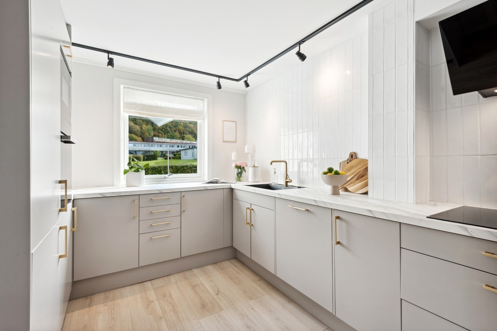 Innredningen er i god stand og består av slette fronter og laminert benkeplate med nedfelt kum Galleribilde