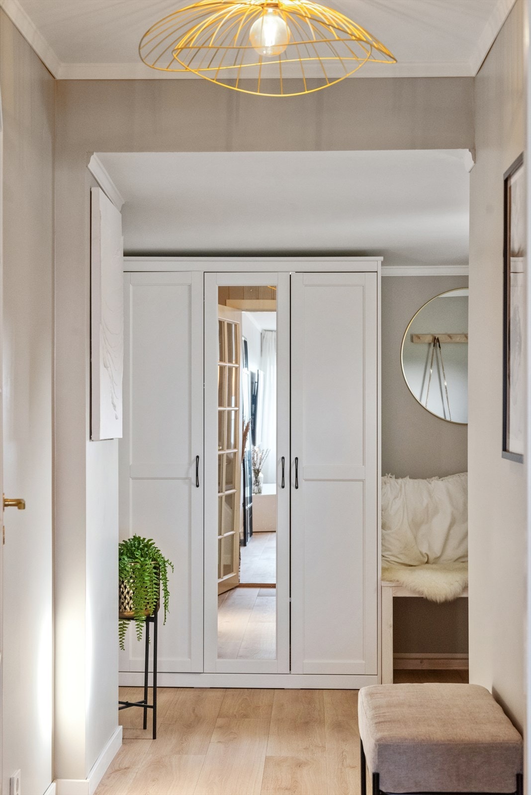 Det er garderobeskap for å enkelt rydde bort yttertøy Galleribilde