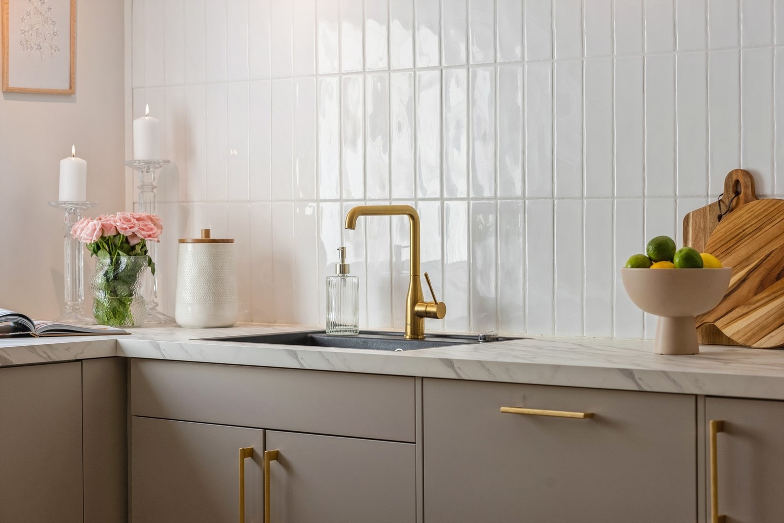 Gulldetaljer med håndtak og armatur harmonerer fint med resten av innredning Galleribilde