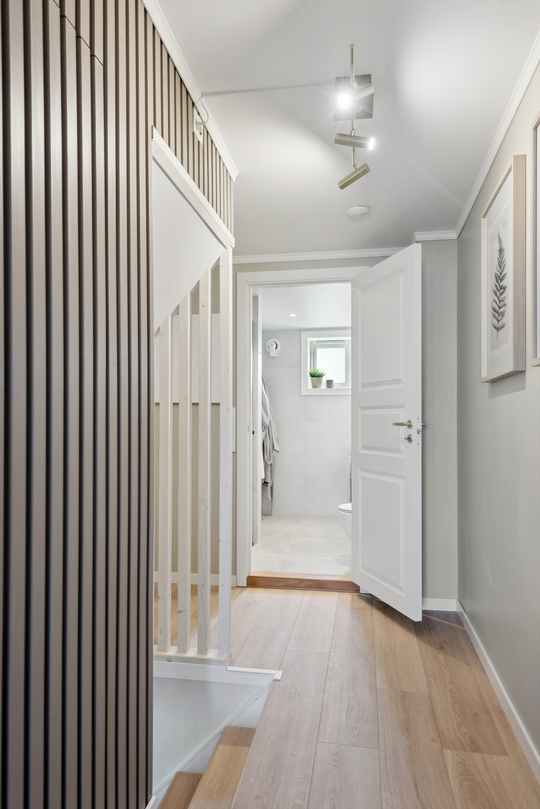 Opp trappen finnes det trappegang, to pene soverom, omkledningsrom/bod og baderom Galleribilde