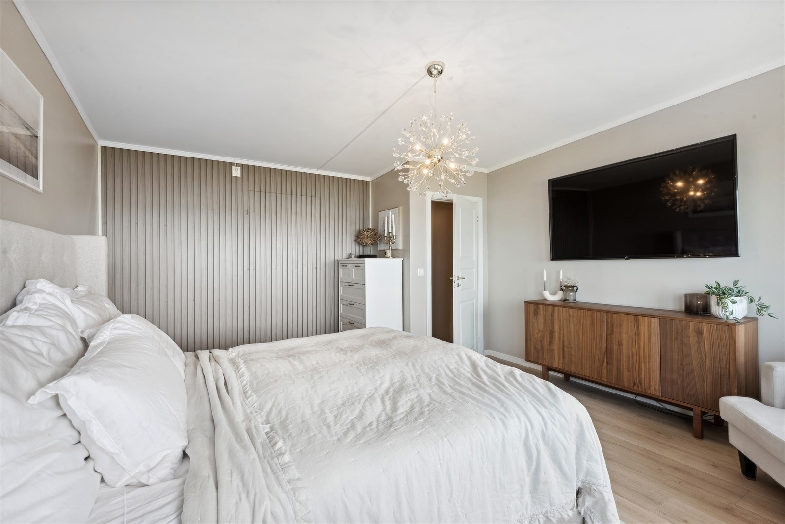 Rommet har god plass til dobbeltseng med tilhørende nattbord, og har i tillegg tilgang til eget omkledningsrom (ikke søkt bruksendret) Galleribilde