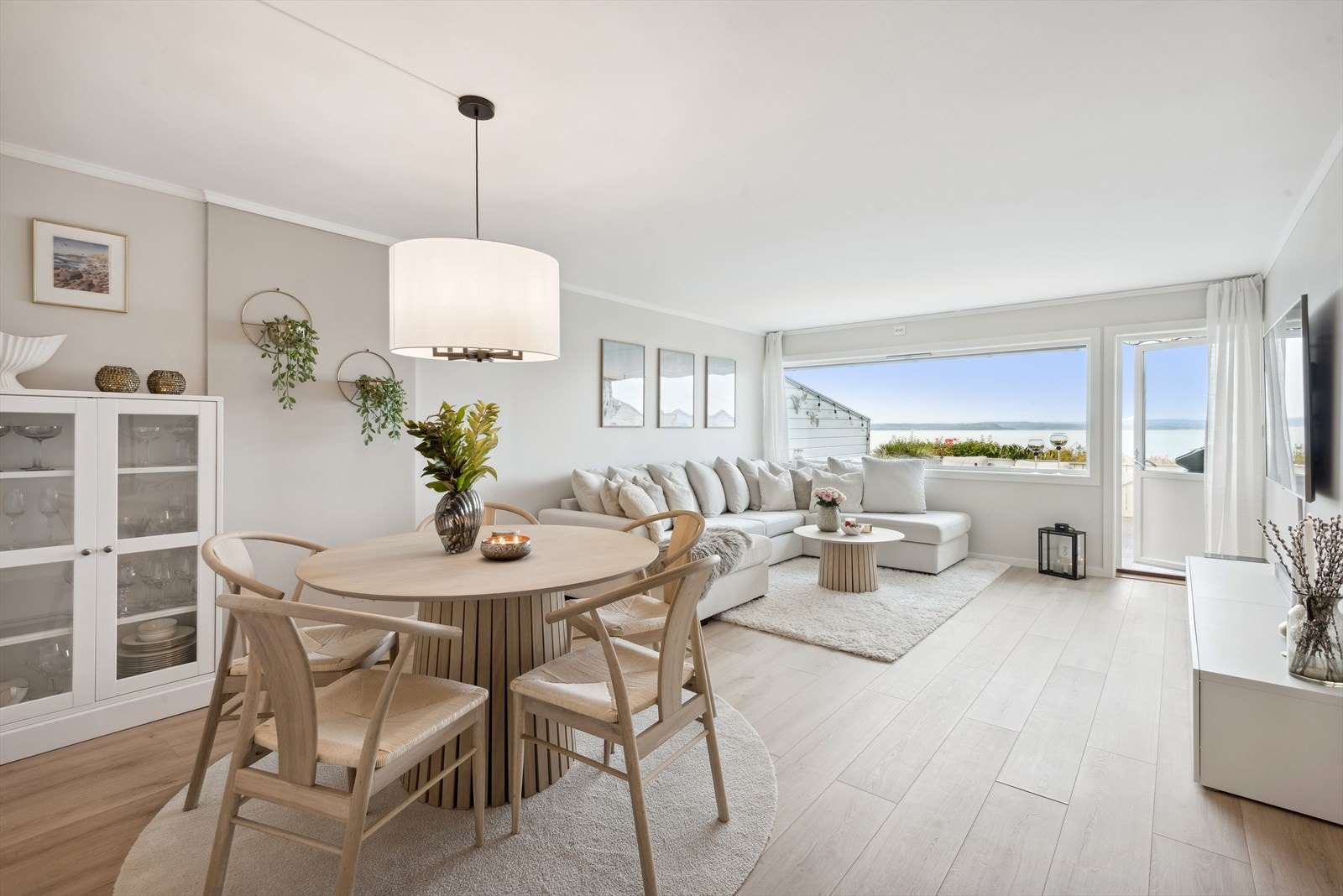 Standarden er meget god og rekkehuset er å anse som totalt modernisert og påkostet i 2022 Galleribilde