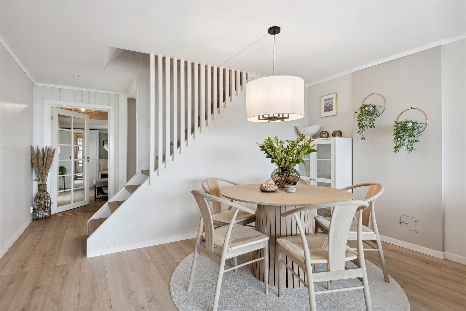 Stuen har god plass til sofahjørne med tilhørende møblement og egen spisegruppe Galleribilde