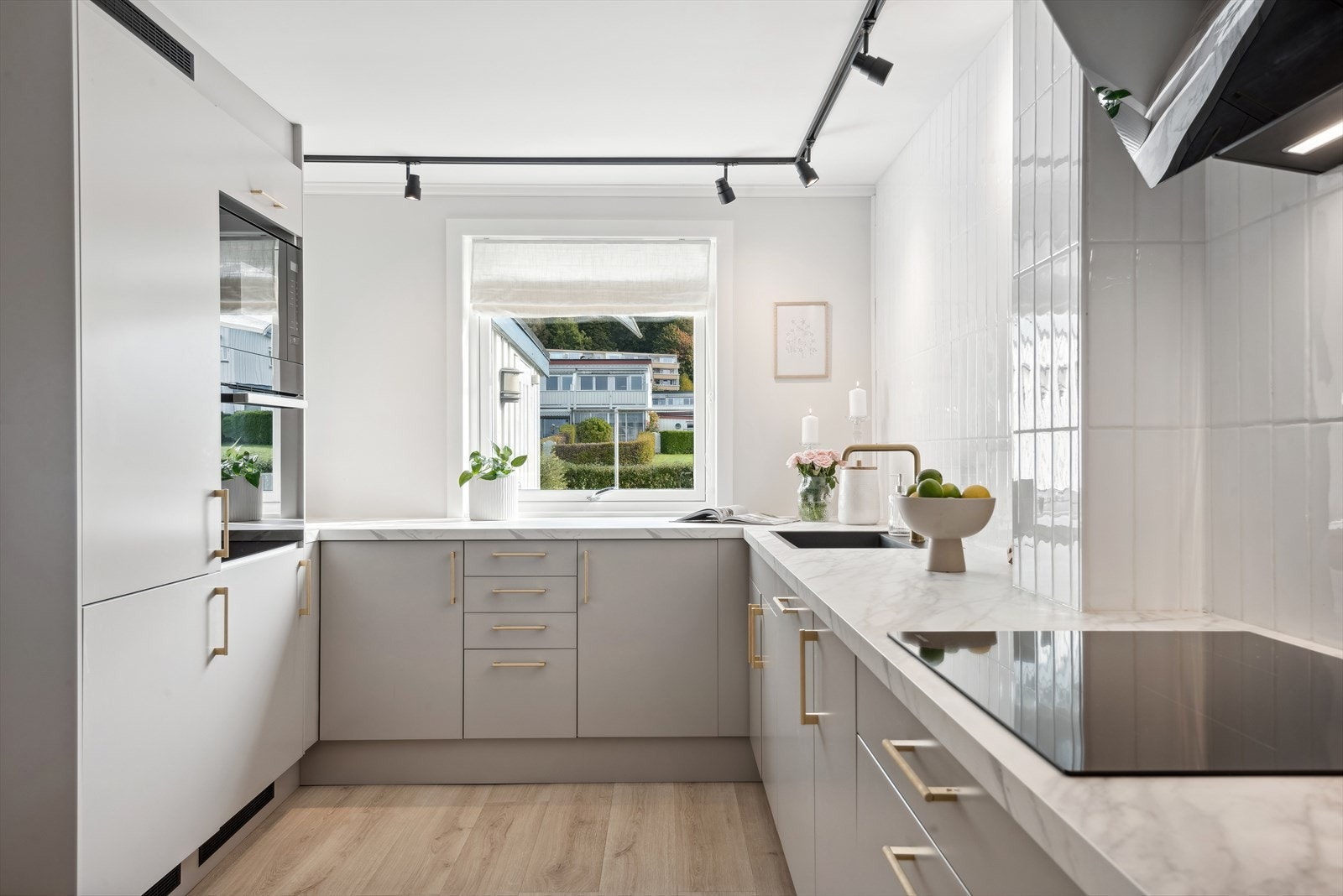 Innredningen er fra 2022 og har et lunt uttrykk Galleribilde