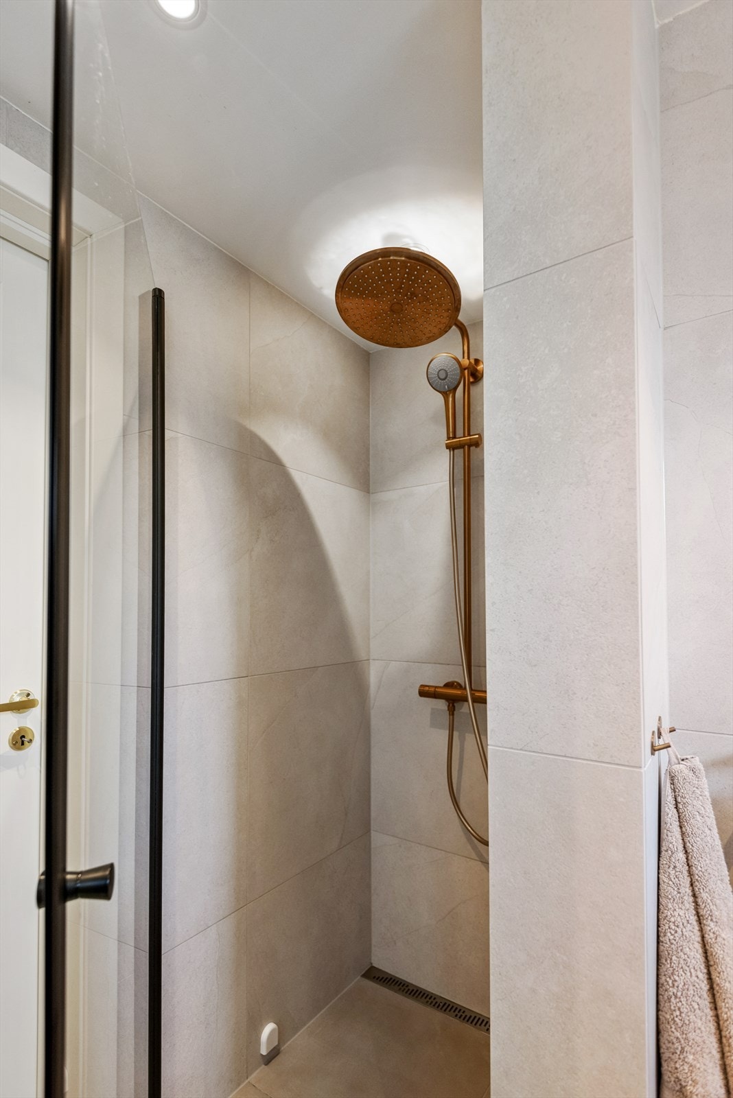 Dusjnisje med glassdør og deilig regnfallsdusj Galleribilde