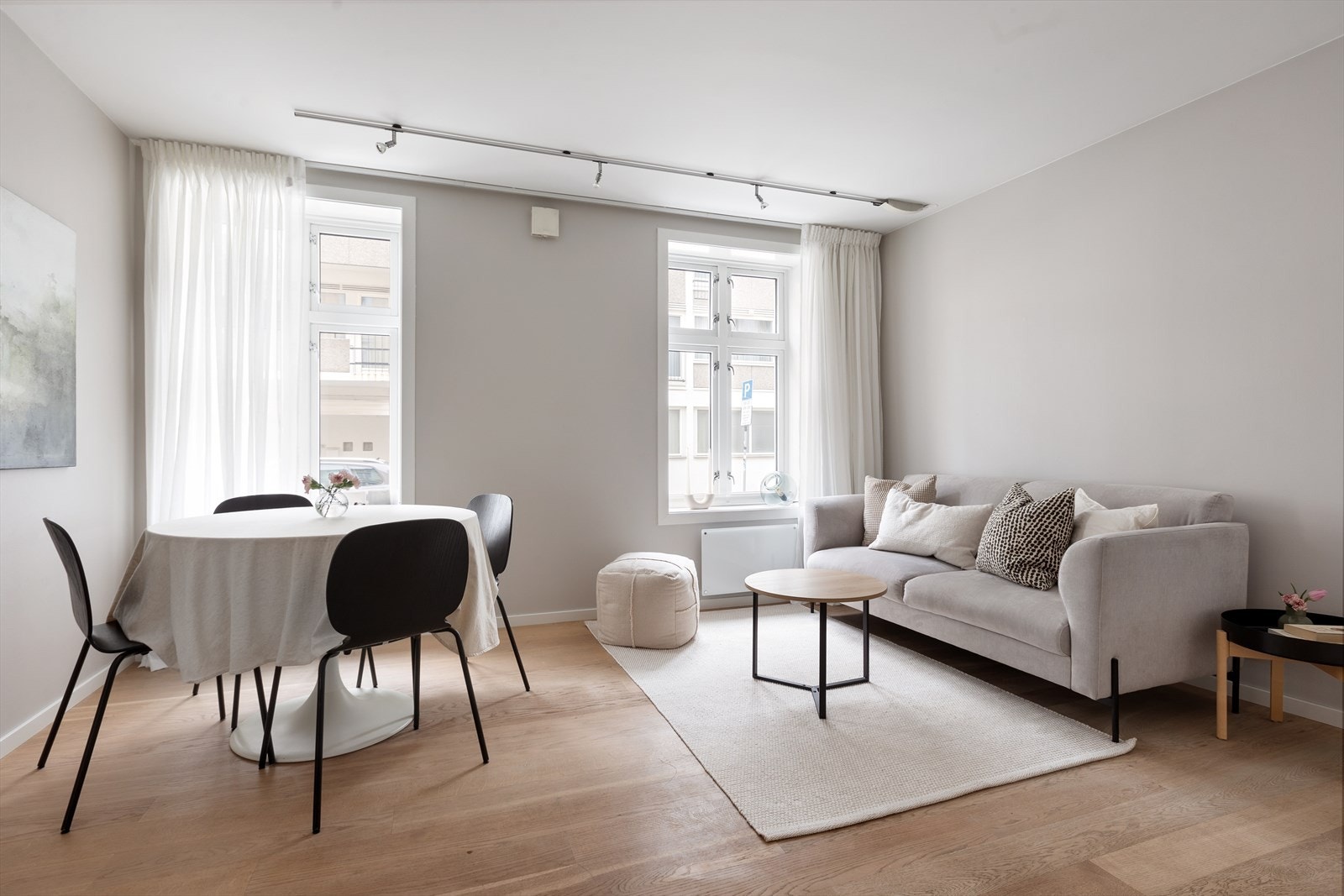 Godt lysinnslipp fra store og mange vindusflater. Galleribilde