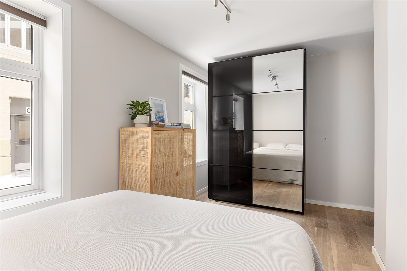 Store vindusflater gir rikelig med sollys inn. Galleribilde