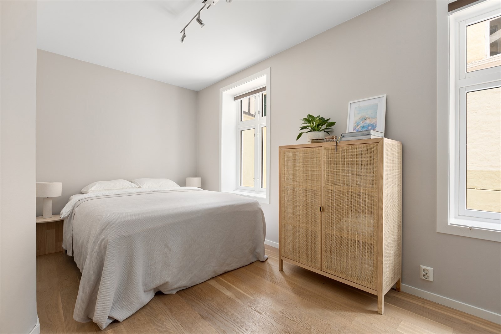 Romslig soverom med god plass til både kommode og garderobe. Galleribilde