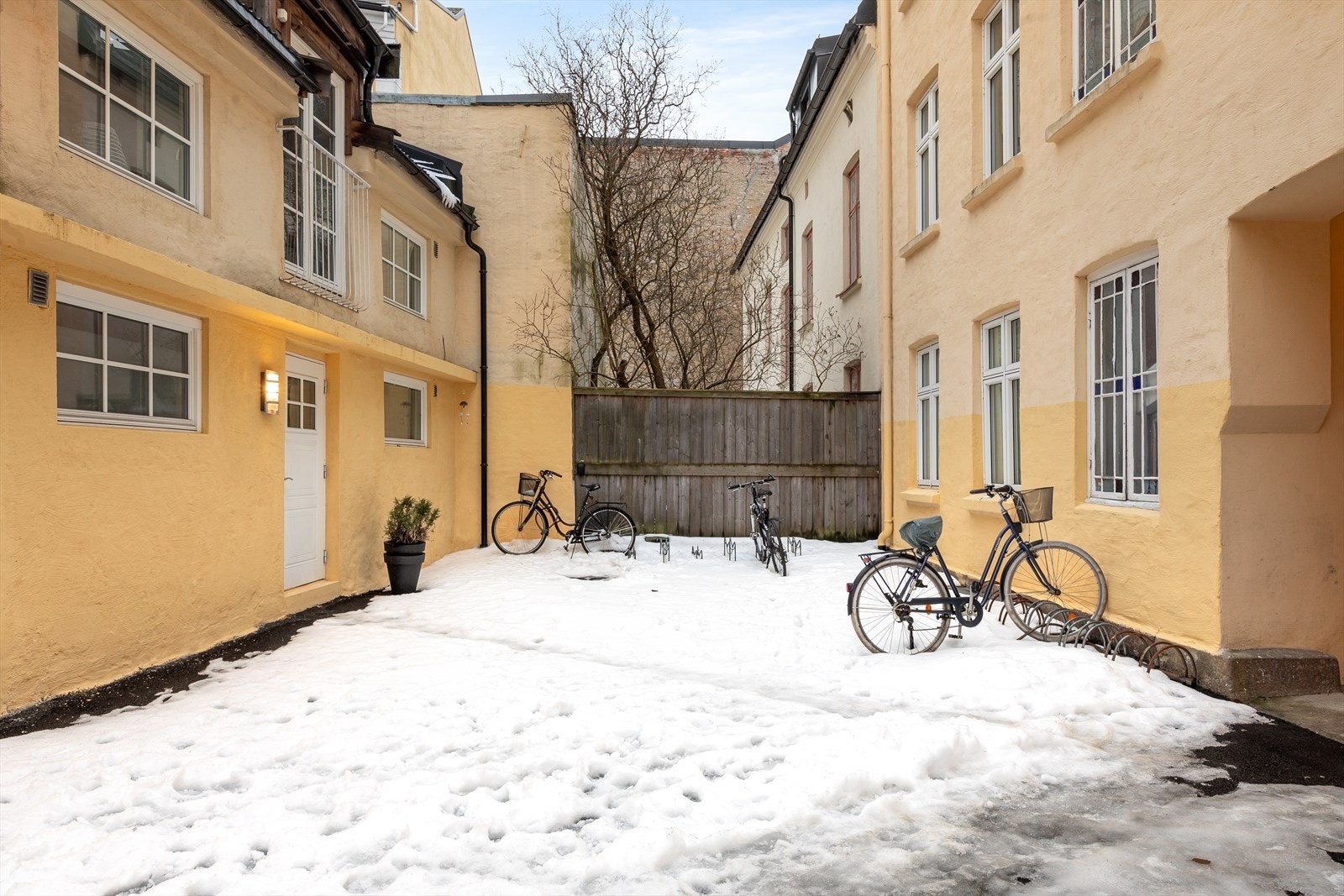 Flott bakgård med sykkelparkering. Galleribilde