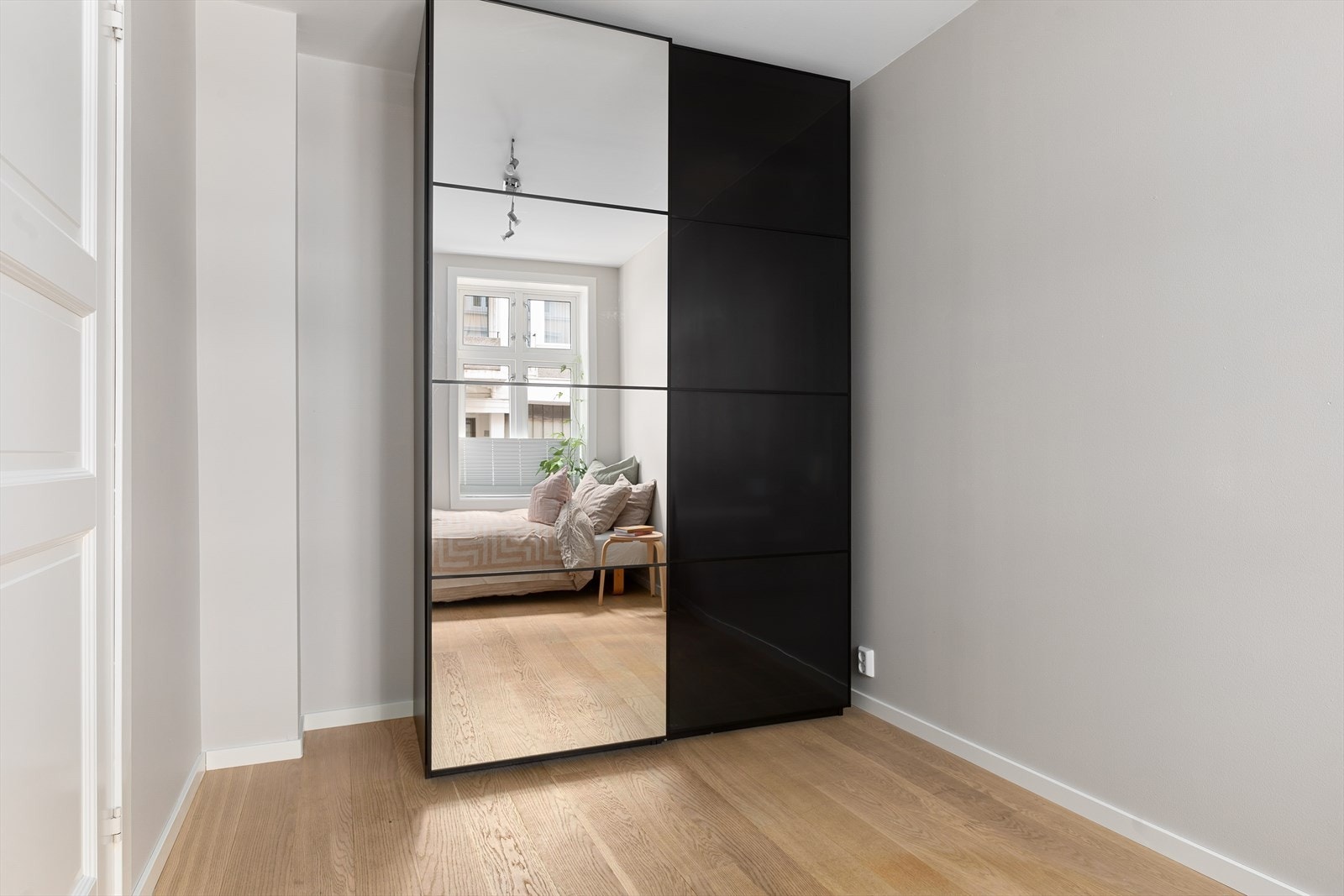 Rikelig med plass til garderobeskap. Galleribilde