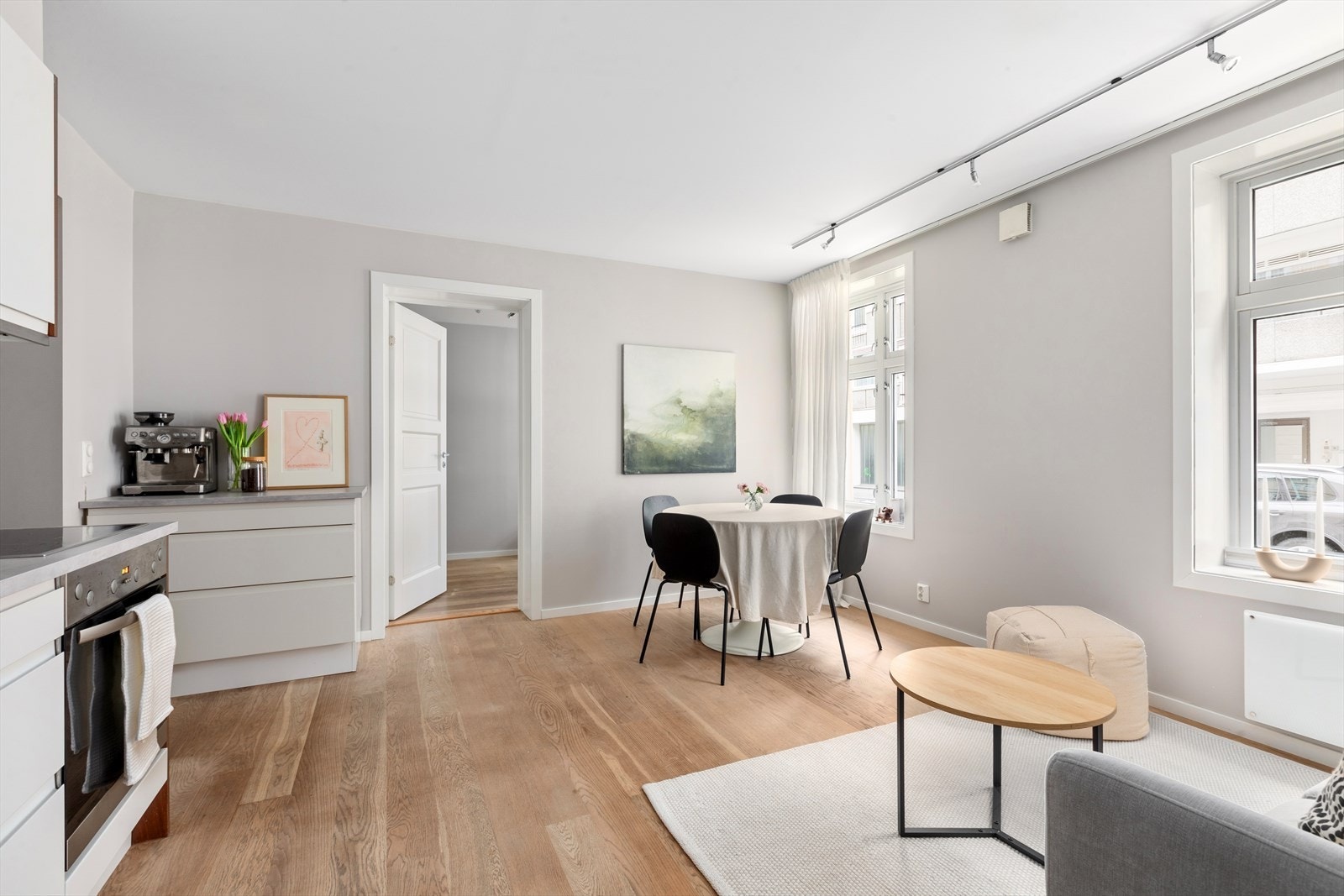 Naturlige soner med plass til spise- og sofagruppe. Galleribilde