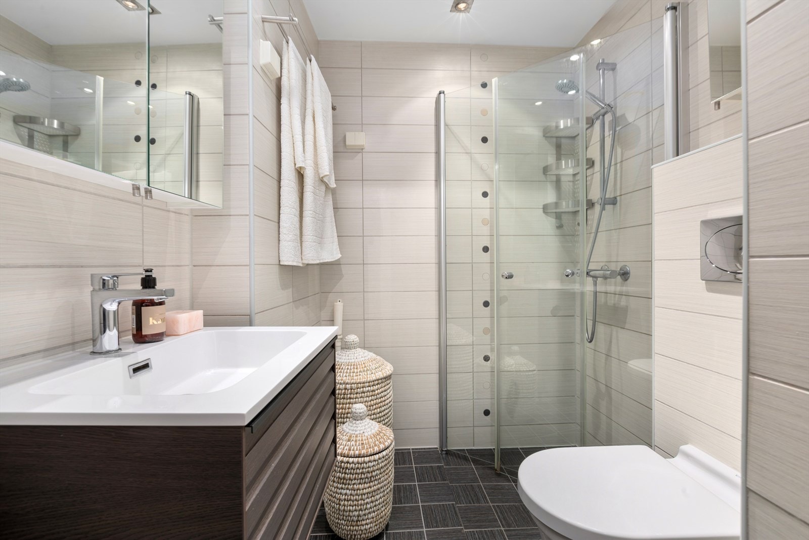 Flislagt bad fra 2007 med gulvvarme, vegghengt toalett og dusjhjørne med dører. Opplegg for vaskemaskin. Galleribilde