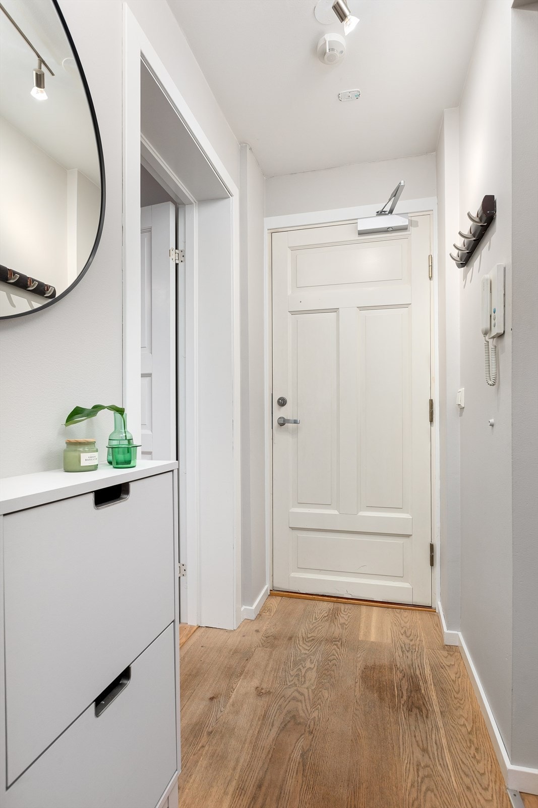 Plass til oppheng av yttertøy og sko. Galleribilde