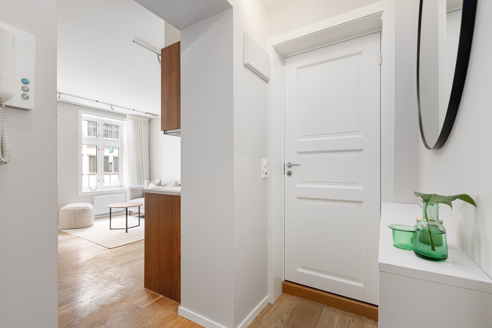 Lys entré som gir en godt førsteinntrykk av leiligheten. Galleribilde