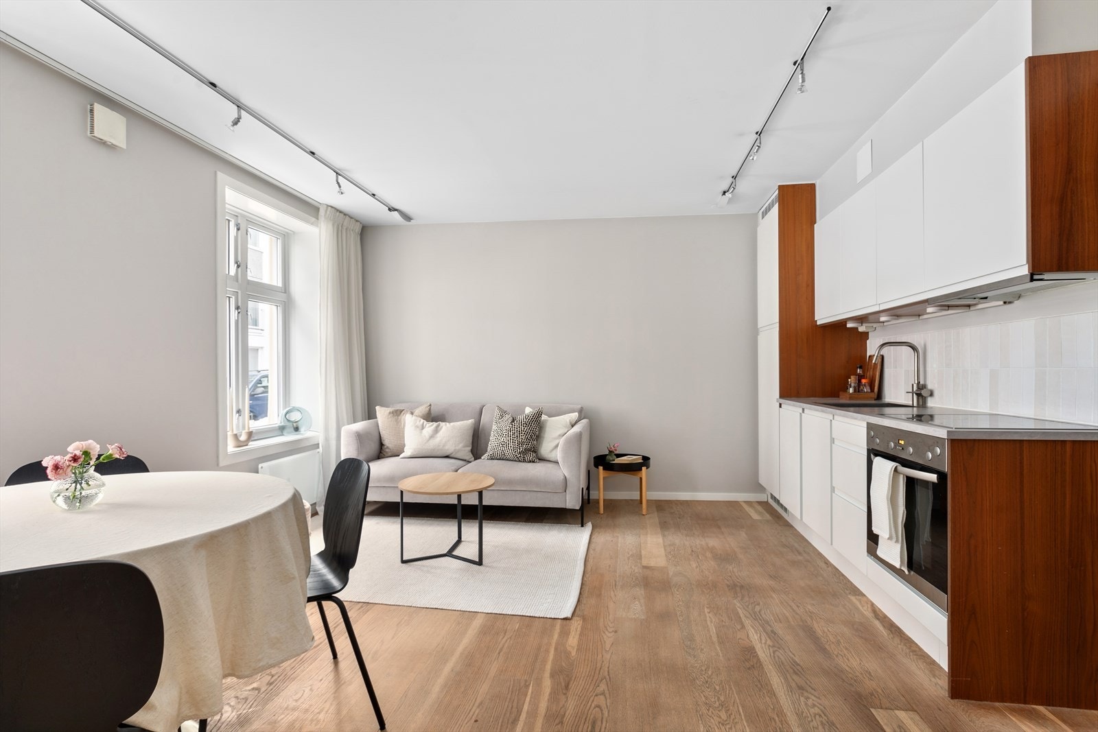 Leiligheten ligger i bygningens 1. etasje, og inneholder entré, stue/kjøkken, 2 soverom og bad. Galleribilde