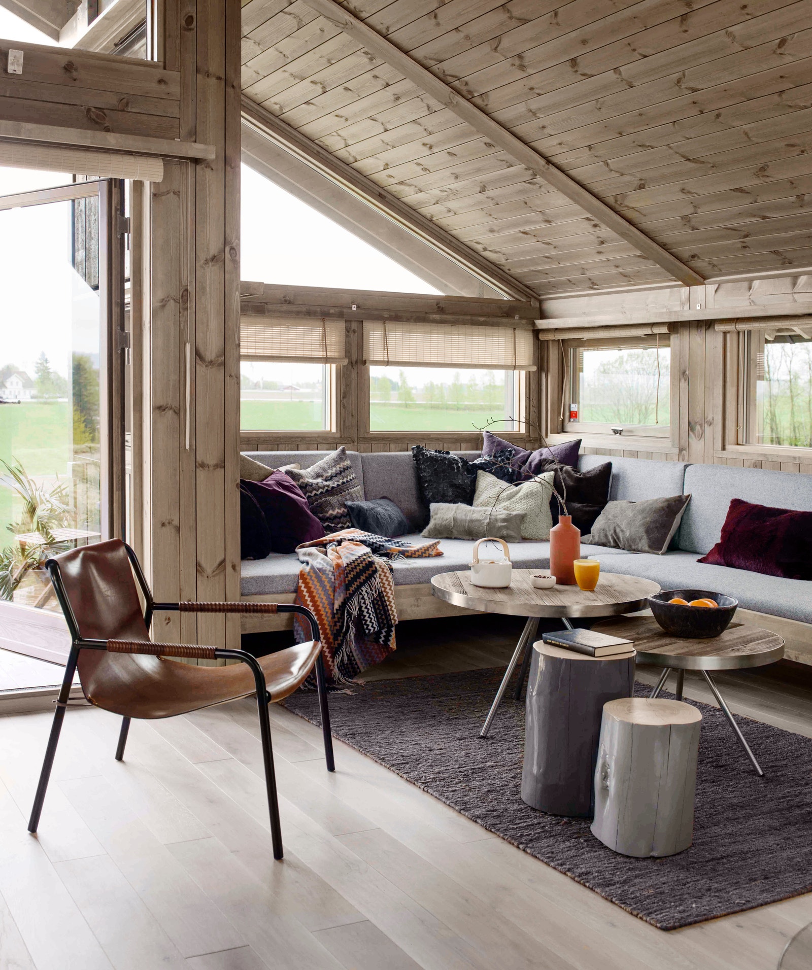 Sofa og karnapp løsning
Illustrasjonsfoto Galleribilde