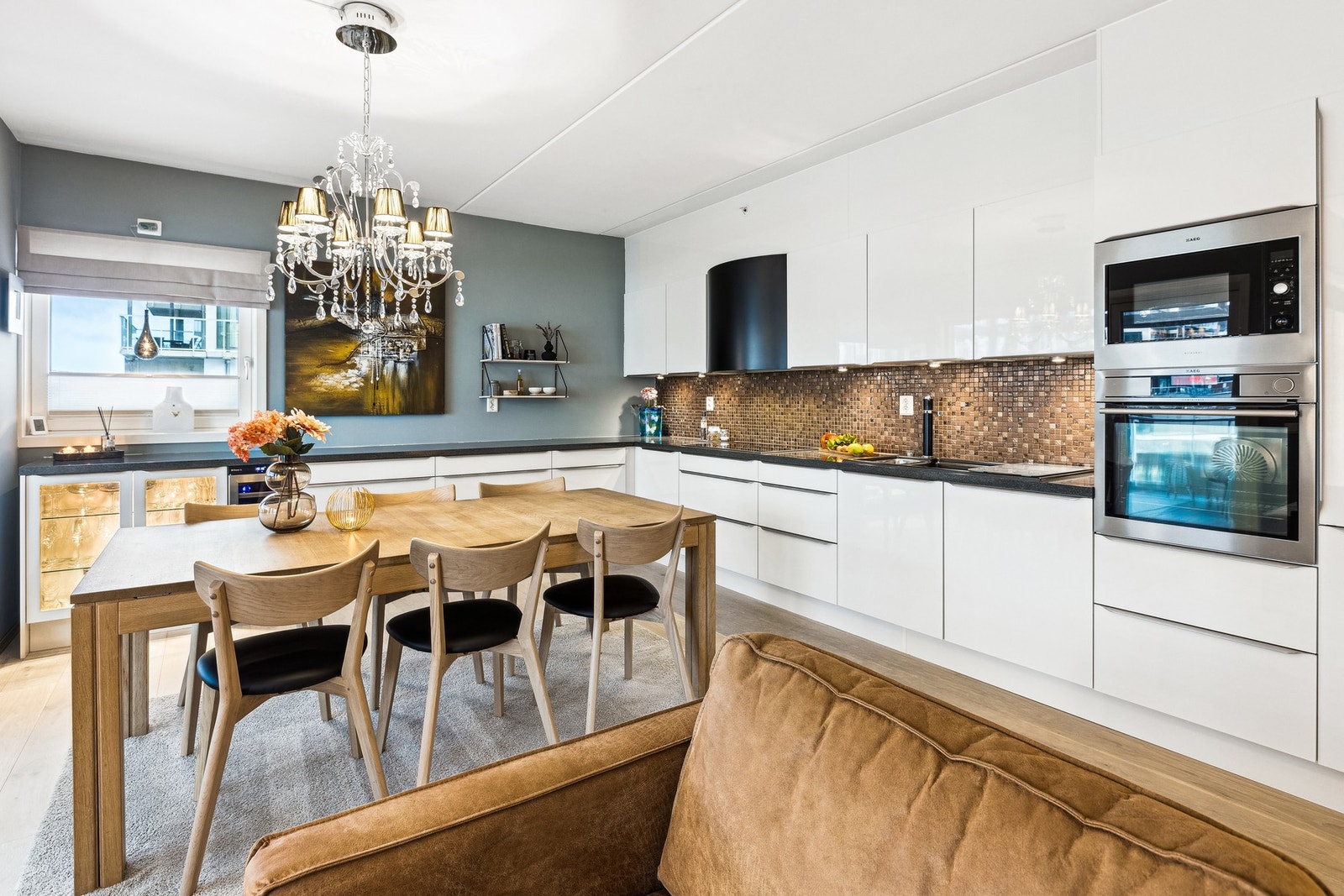 Påkostet kjøkken fra HTH med integrerte hvitvarer og vinskap. Galleribilde