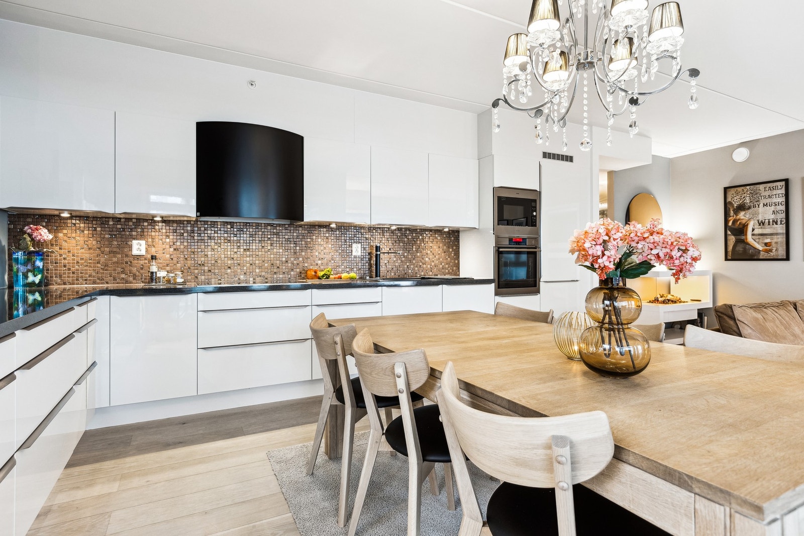 Du får plass til stort spisebord på kjøkkenet. Det gir mulighet for å samle både venner og familie. Galleribilde