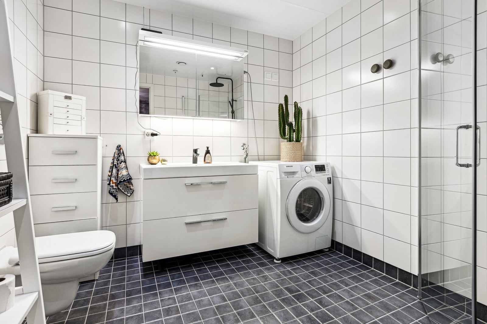 Romslig, helfliset bad med varme i gulv. Galleribilde