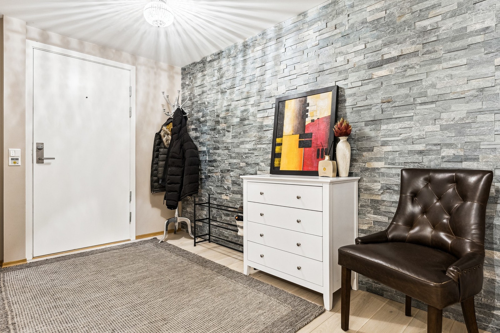 Entré. Legg merke til den tøffe veggen som er belagt med stein. Galleribilde