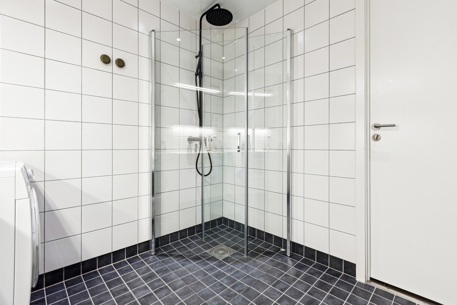 Dusjhjørne med innfellbare glassdører. Galleribilde