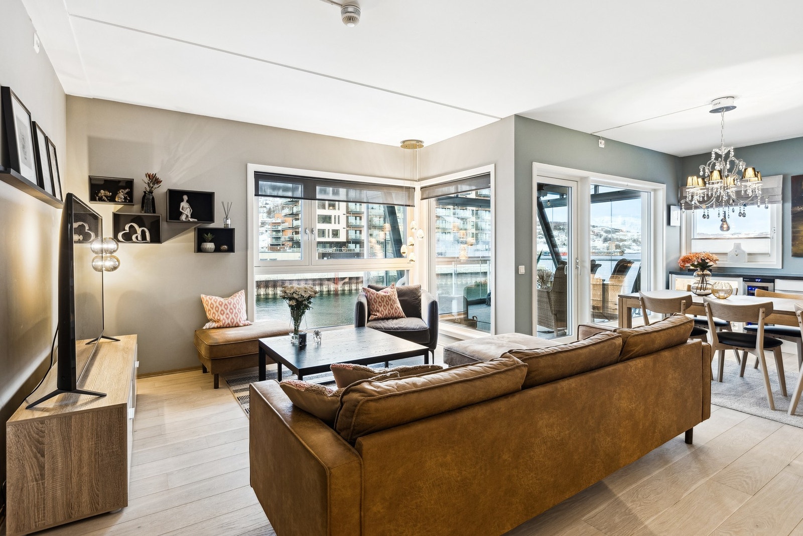 Spennende planløsning og utsikt mot Trondenes og de vakre Grytøyfjellene. Galleribilde