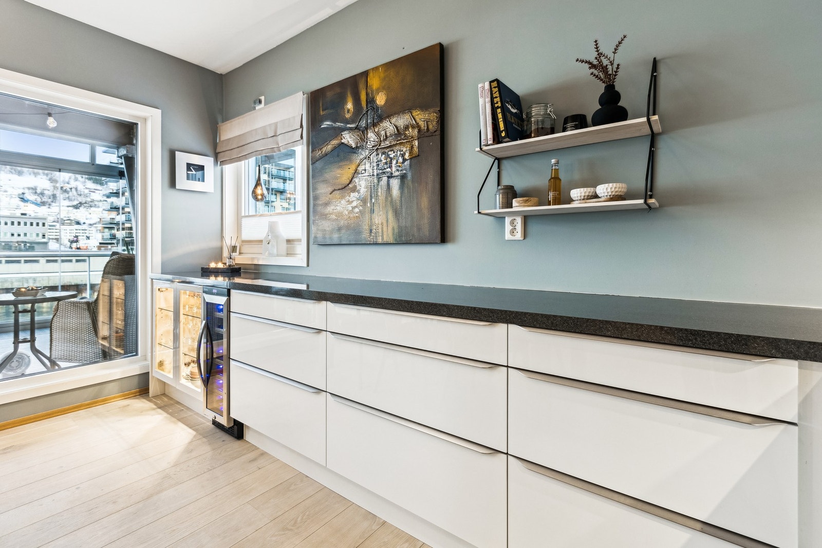 Deilig med god benkeplass. Legg merke til vinduet som gir utsikt mot Trondenes. Galleribilde