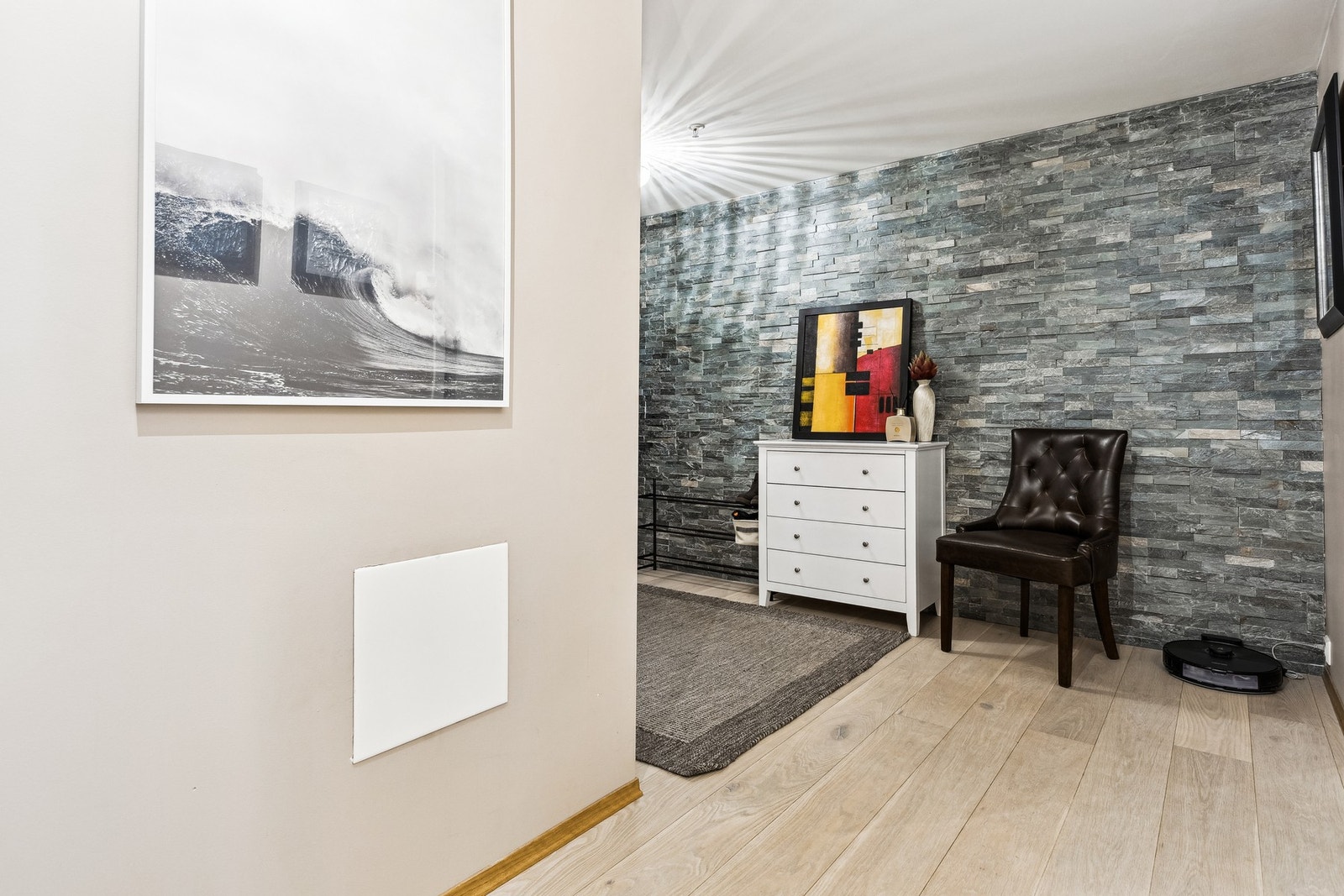 Det er i tillegg, til høyre i bildet, innvendig bod. Det medfølger også ekstern bod i underetasje. Galleribilde