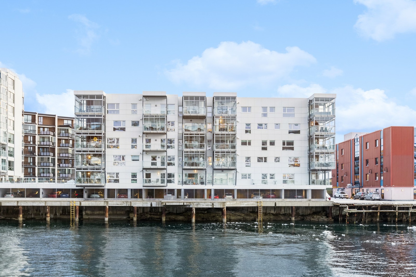 Spennende boligblokk med to innganger. Her bor du stille, rolig og meget sentralt. Galleribilde