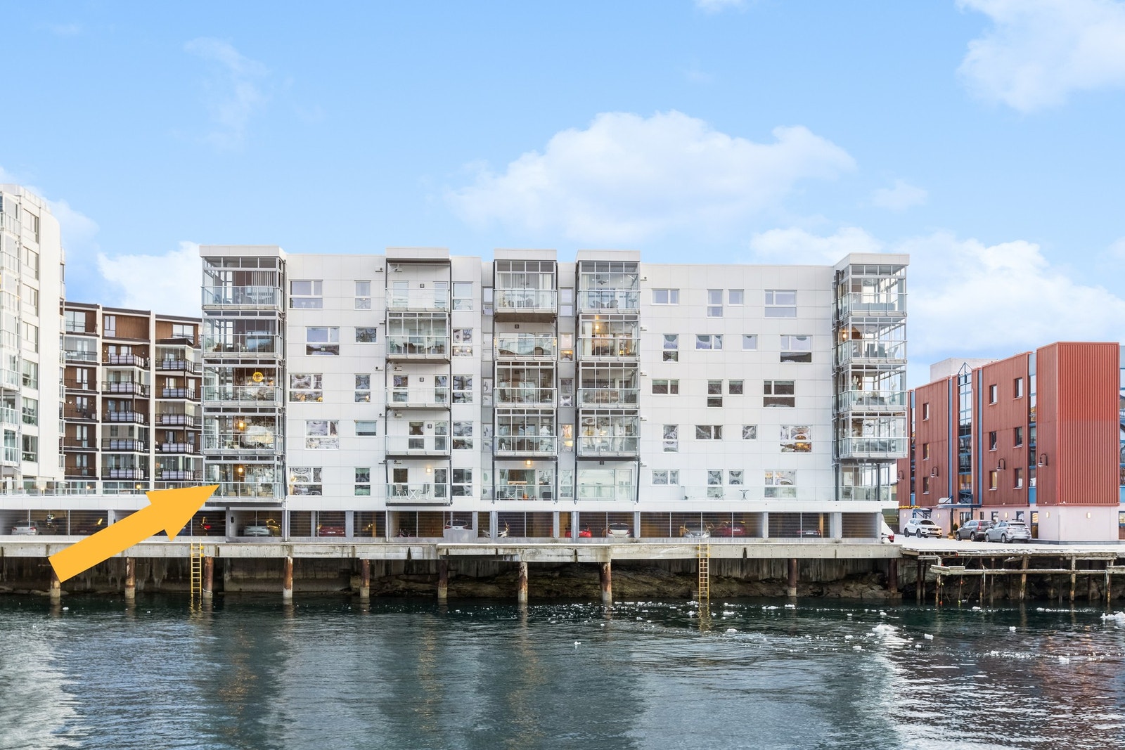 En sjelden mulighet! Leiligheten er på hjørnet, og i kontakt med vannkanten. Du får god intern beliggenhet her. Galleribilde