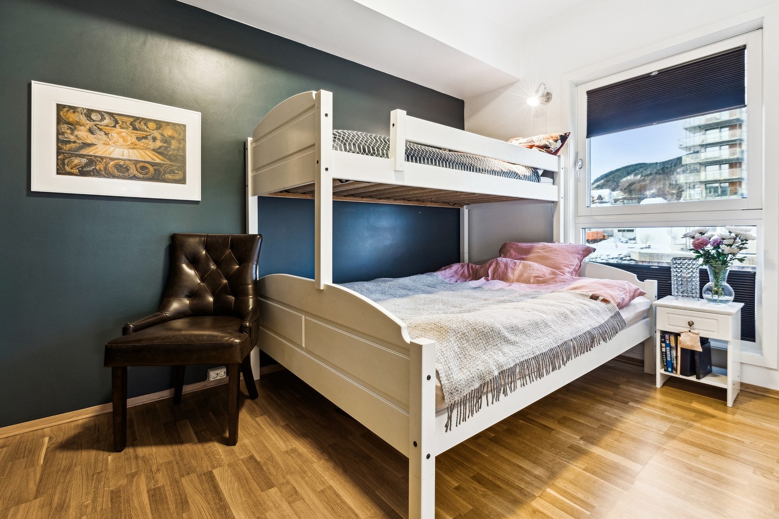 Soverom nr. 2 med vindu mot sjøen. Galleribilde