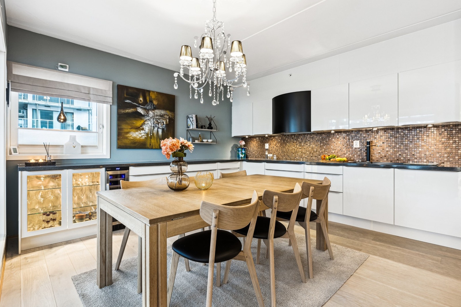 Kjøkkeninnredningen er stor, har god benkeplass og fine arbeidsforhold. Galleribilde