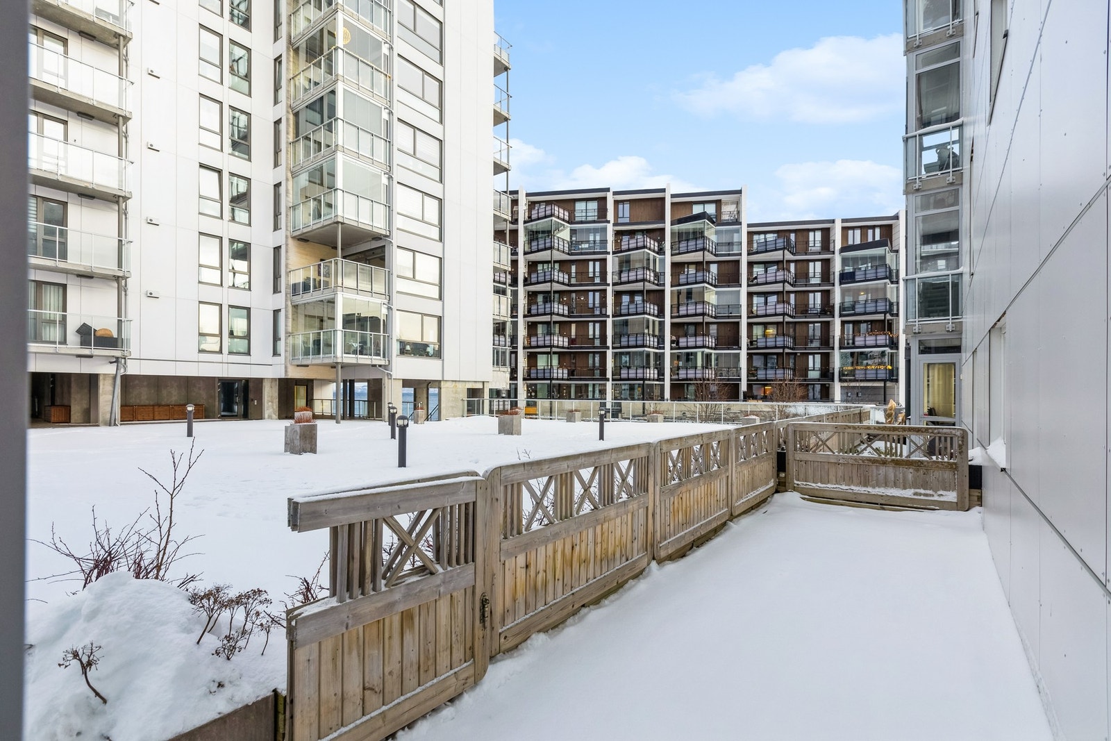 Utenfor den innglassede balkongen er der i tillegg privat terrasse med adkomst videre ut til fellesterrasse. En sjelden løsning. Galleribilde