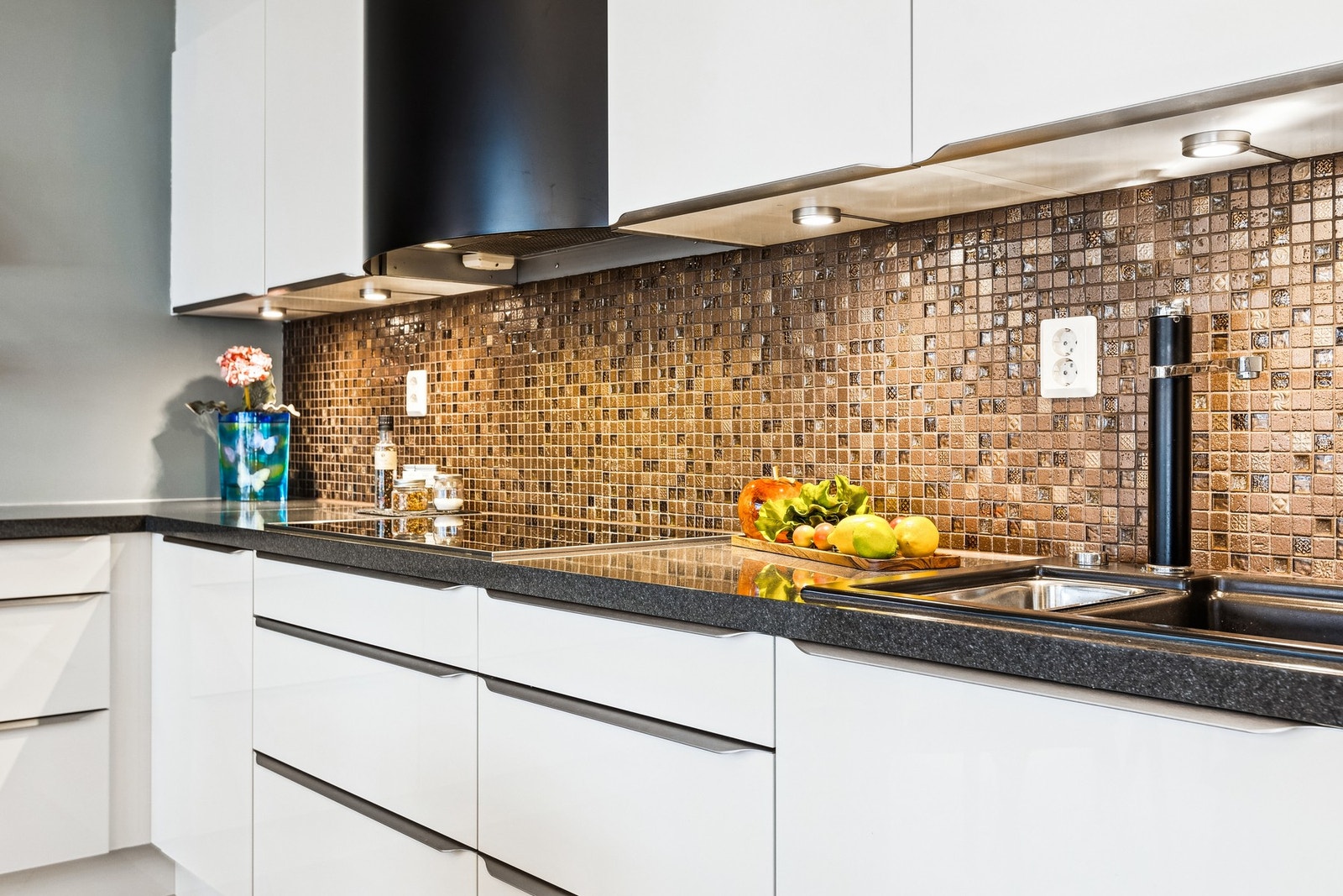 Nydelige fliser over kjøkkenbenk. Mosaikk med behagelige farger. Galleribilde