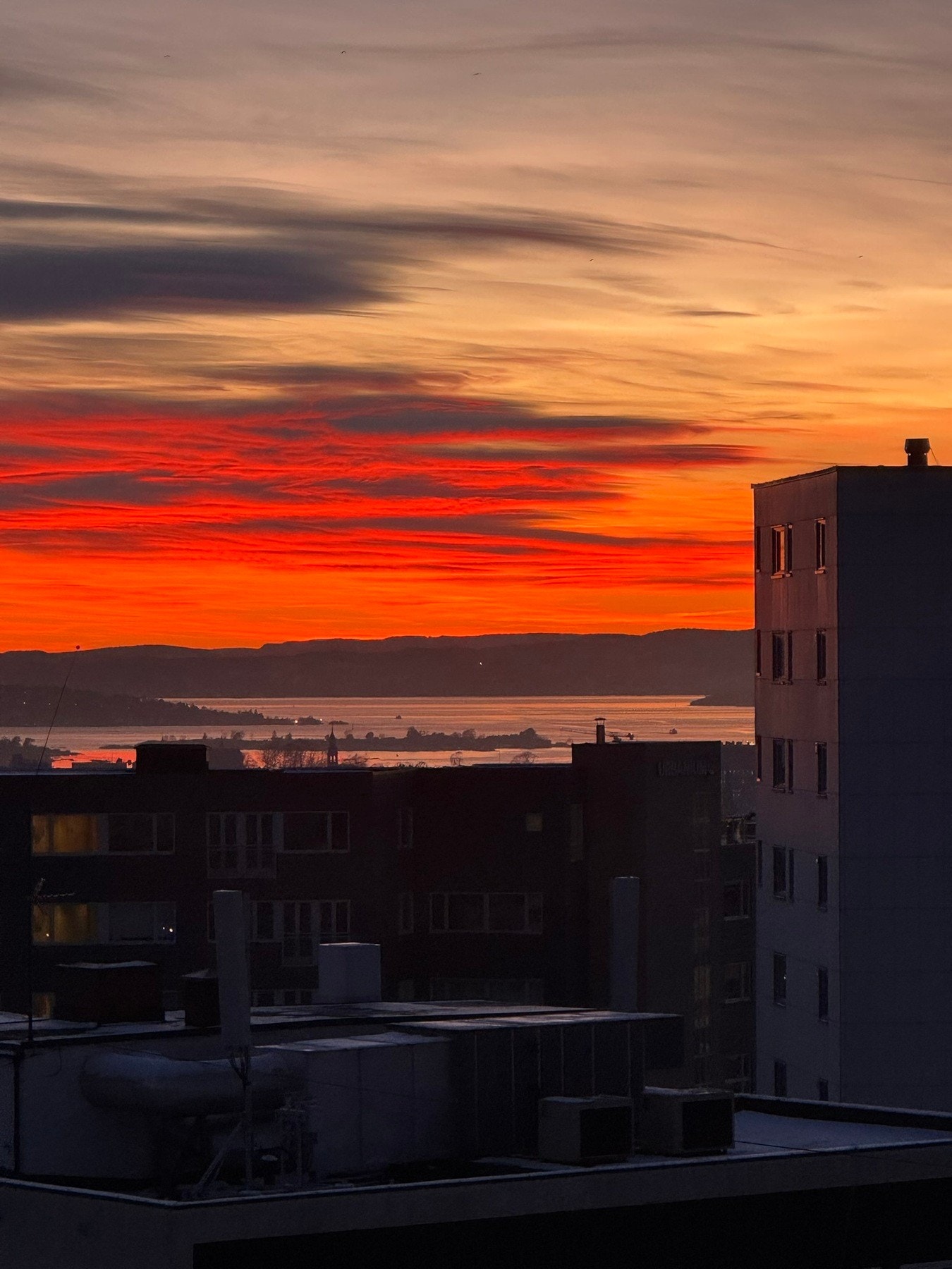 Flott utsikt mot by og fjord! Galleribilde