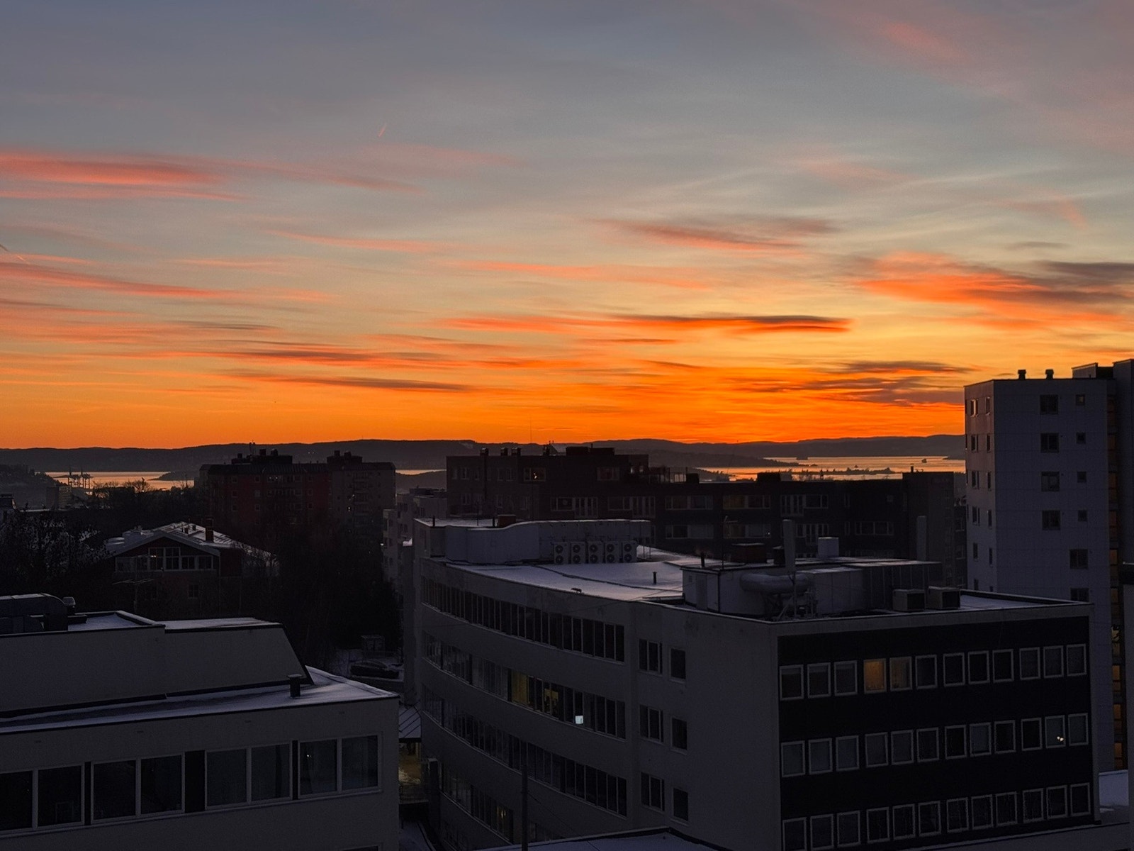 Flott utsikt mot by og fjord! Galleribilde