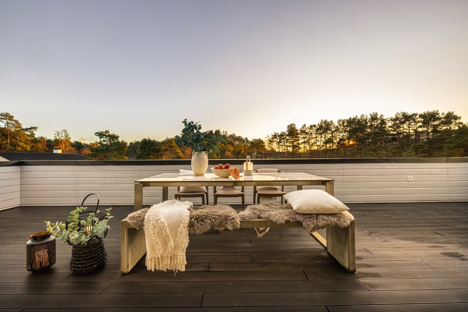 I sommerhalvåret er dette familiens favorittområde. Her kan du kose deg sene sommerkvelder med god mat og godt selskap. Galleribilde