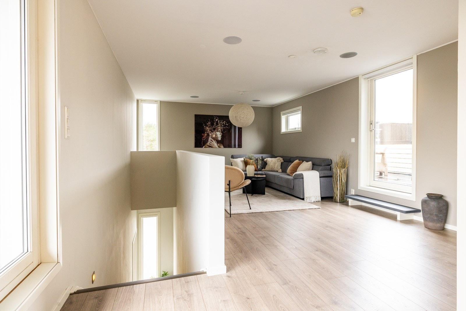 Velkommen opp i loftsetasjen. Herfra har du utgang til to takterrasser. Perfekt for både avslapping og underholdning. Galleribilde