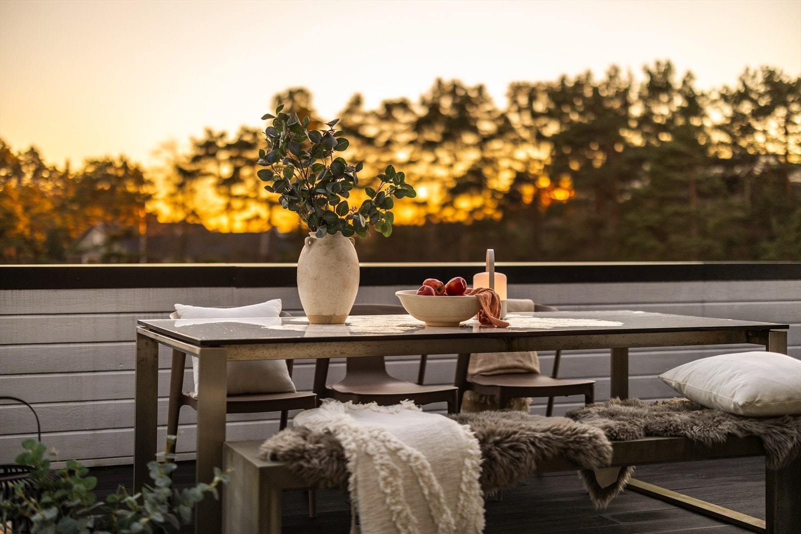 Lun og fin terrasse der du er skjermet for innsyn. Galleribilde